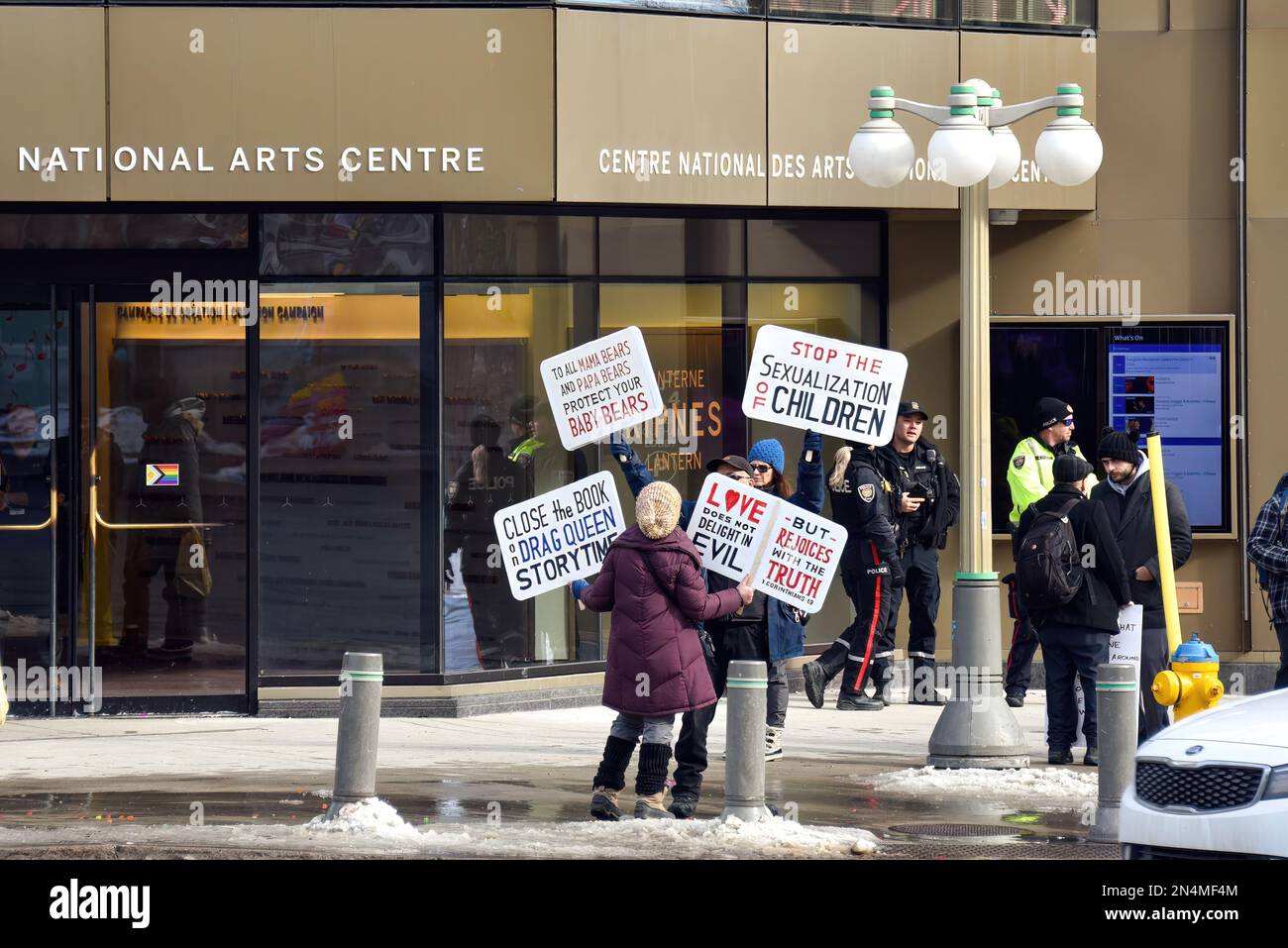 Ottawa, Kanada - 8. Februar 2023: Personen mit Schildern, die gegen das Drag Story Time Event für Kinder protestieren, das im National Arts Centre stattfindet. Drag Performers China Doll und Cyril Cinder lesen Kindern im Rahmen des Capital Pride Winterlude-Events Geschichten vor. Eine Gruppe von Gegenprotestierenden hat ebenfalls ihre Unterstützung für das Ereignis bekundet. Es gab auch eine Polizeipräsenz, um den Frieden zu sichern. Stockfoto