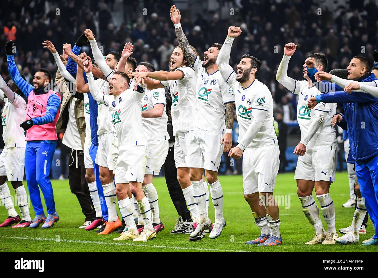 Marseille, Frankreich. 08. Februar 2023. Team von Marseille feiert den Sieg beim French Cup, Runde 16 des Fußballspiels zwischen Olympique de Marseille und Paris Saint-Germain am 8. Februar 2023 im Velodrome Stadion in Marseille, Frankreich - Photo Matthieu Mirville/DPPI Credit: DPPI Media/Alamy Live News Stockfoto