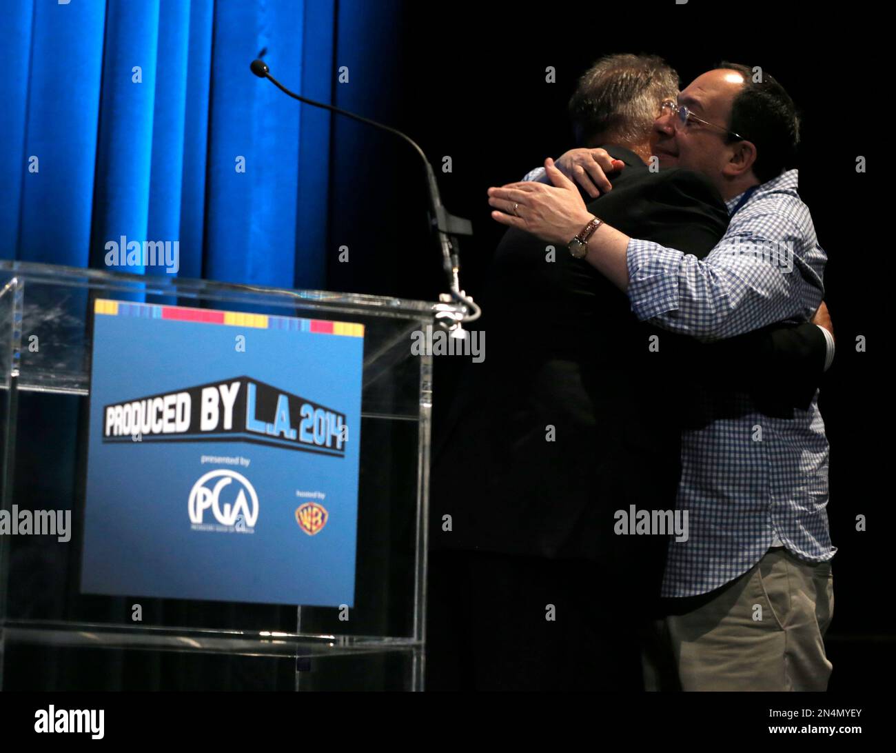From left, Vance Van Petten, National Executive Director for the Producers Guild of America, greets Mark Gordon on stage at the 2014 Produced By Conference - Day 1 at Warner Bros. Studios on Saturday, June 7, 2014, in Burbank, Calif. (Photo by Todd Williamson/Invision for Producers Guild of America/AP Images) Stockfoto