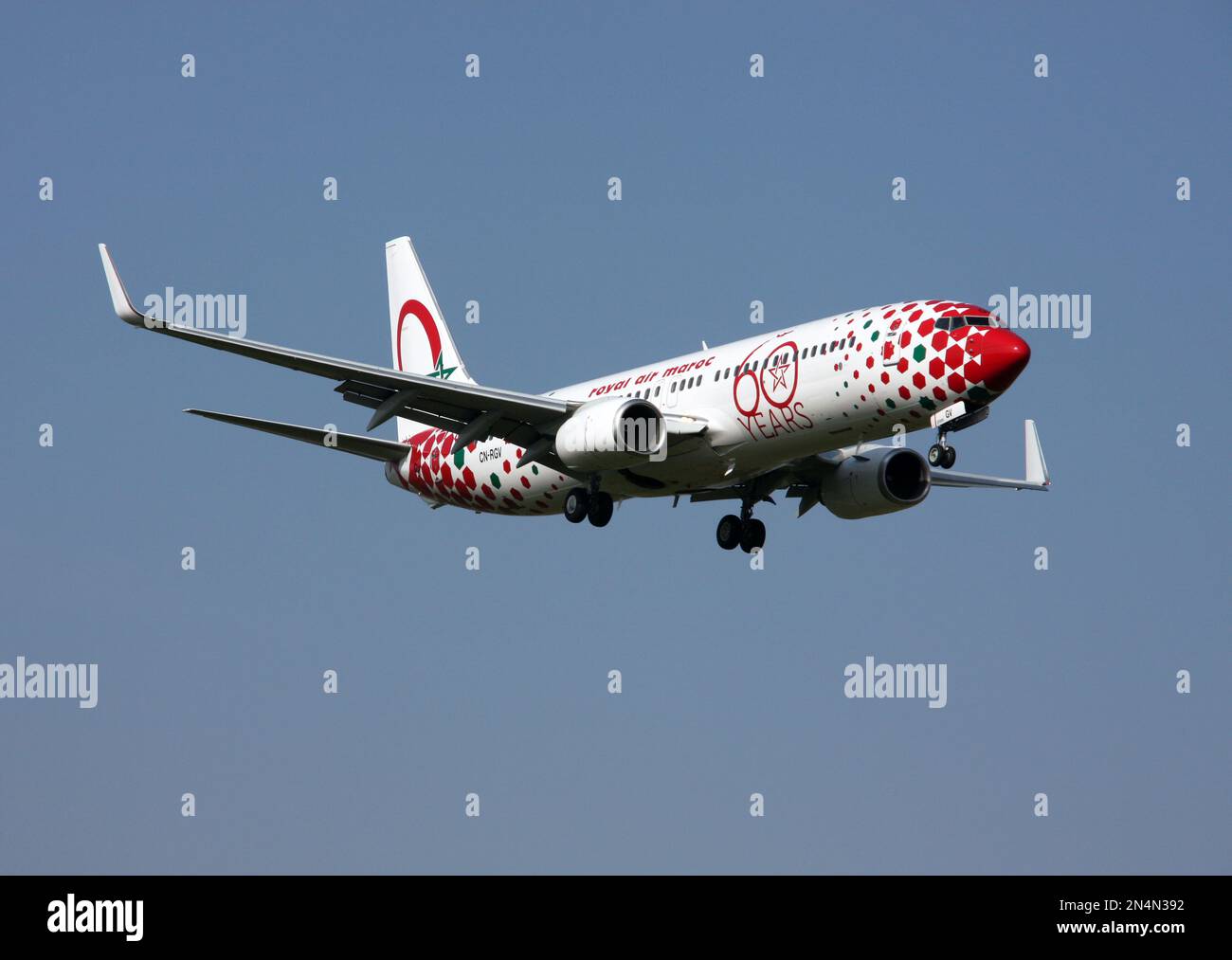 Eine Boeing 737-800 von Royal Air Maroc in einem Farbschema zum 60.-jährigen Jubiläum landet auf dem Flughafen London Gatwick Stockfoto