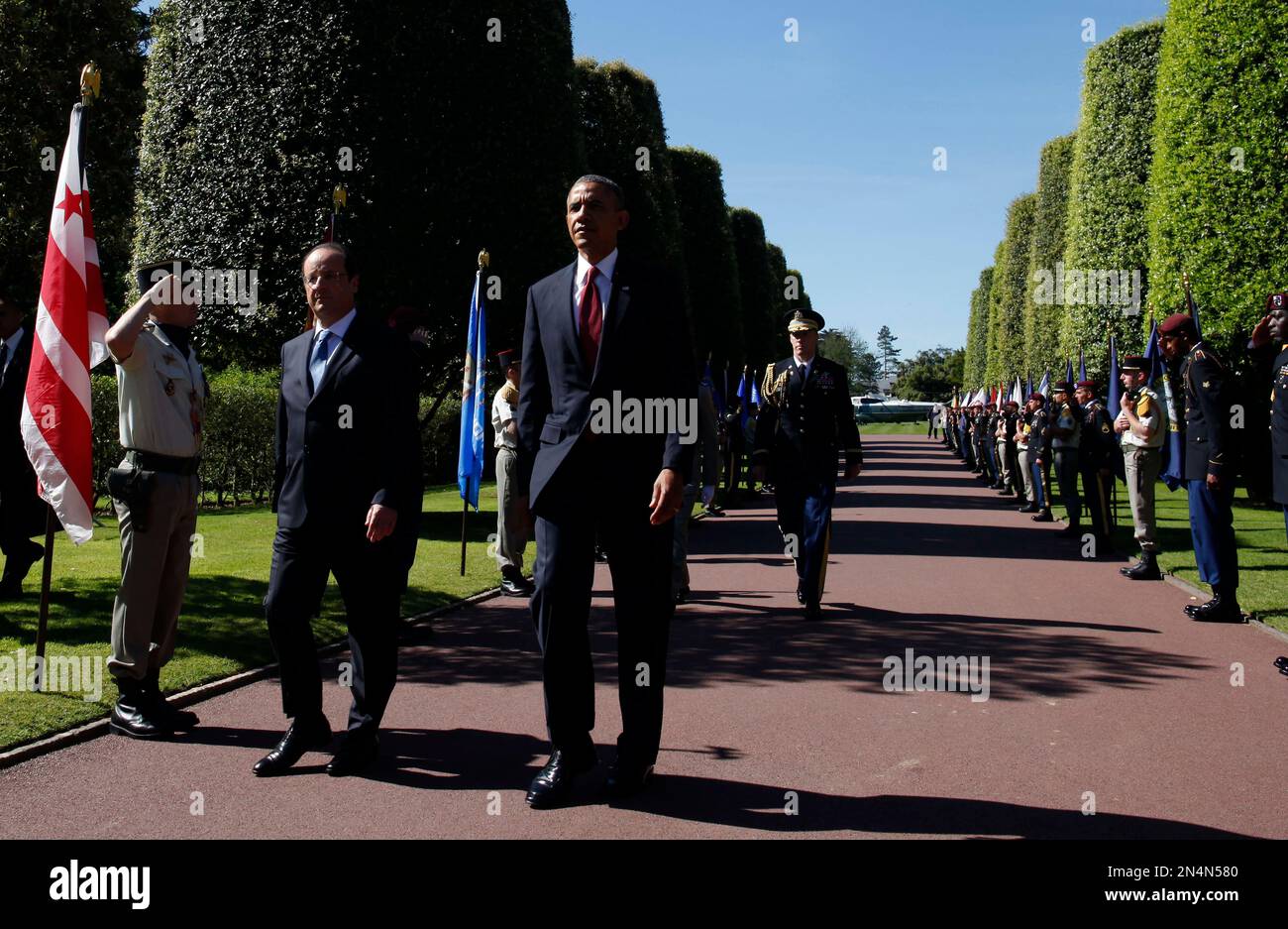 U.S. President Barack Obama and French President Francois Hollande arrives at Normandy American Cemetery at Omaha Beach as he participates in the 70th anniversary of D-Day in Colleville sur Mer in Normandy, France, Friday, June 6, 2014. (AP Photo/Charles Dharapak) Stockfoto