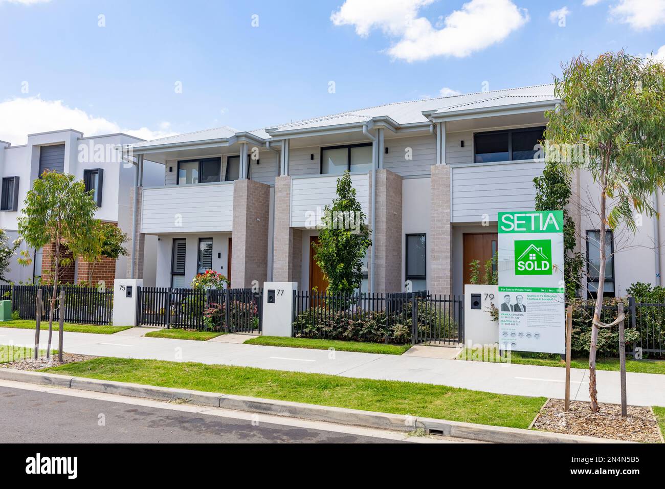 Australian Housing Estate bietet eine neue Gemeinde im Marsden Park in Sydney, NSW, Stadthäuser auf dem Bau, wobei eines vom Immobilienmakler verkauft wird. Stockfoto