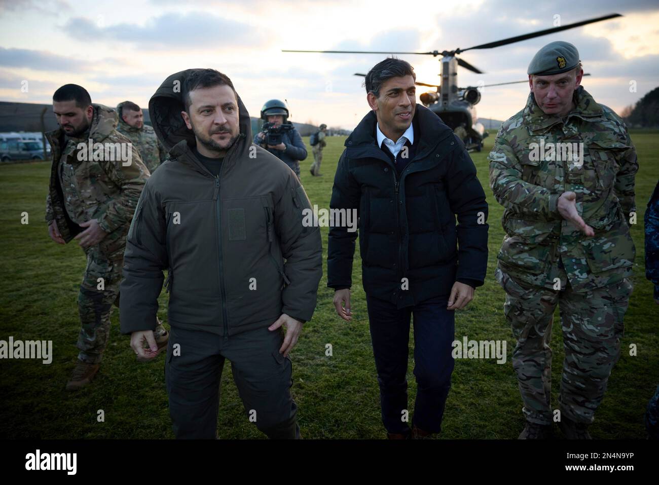 Lulworth, Vereinigtes Königreich. 08. Februar 2023. Der britische Premierminister Rishi Sunak, rechts, und der ukrainische Präsident Volodymyr Zelenskyy, links, werden über die Ankunft im Bovington Camp Armour Centre am 8. Februar 2023 in Lulworth, Dorset, Vereinigtes Königreich, informiert. Sunak und Zelenskyy besuchten ukrainische Soldaten, die von der britischen Armee auf Challenger-2-Panzern ausgebildet wurden. Kredit: Pool Photo/Pressestelle Des Ukrainischen Präsidenten/Alamy Live News Stockfoto