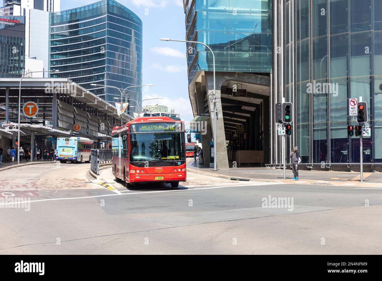 Stadtzentrum von Parramatta, Sydney Bus an der öffentlichen Bushaltestelle im CBD, Greater Western Sydney, NSW, Australien Stockfoto