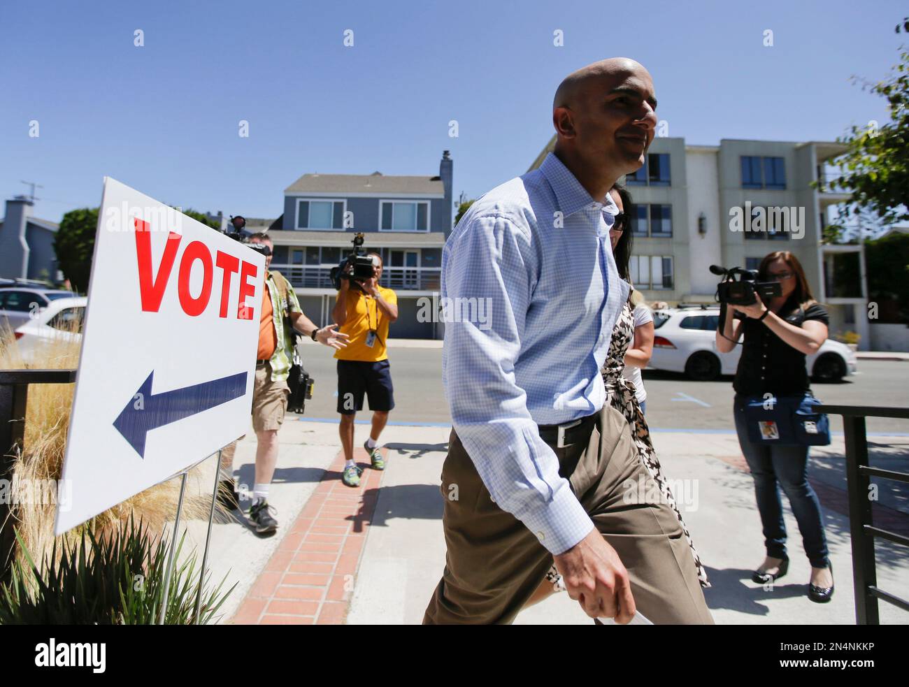 California Republican gubernatorial candidate, Neel Kashkari arrives at his polling place to vote Tuesday, June 3, 2014 in Laguna Beach, Calif. (AP Photo/Chris Carlson) Stockfoto