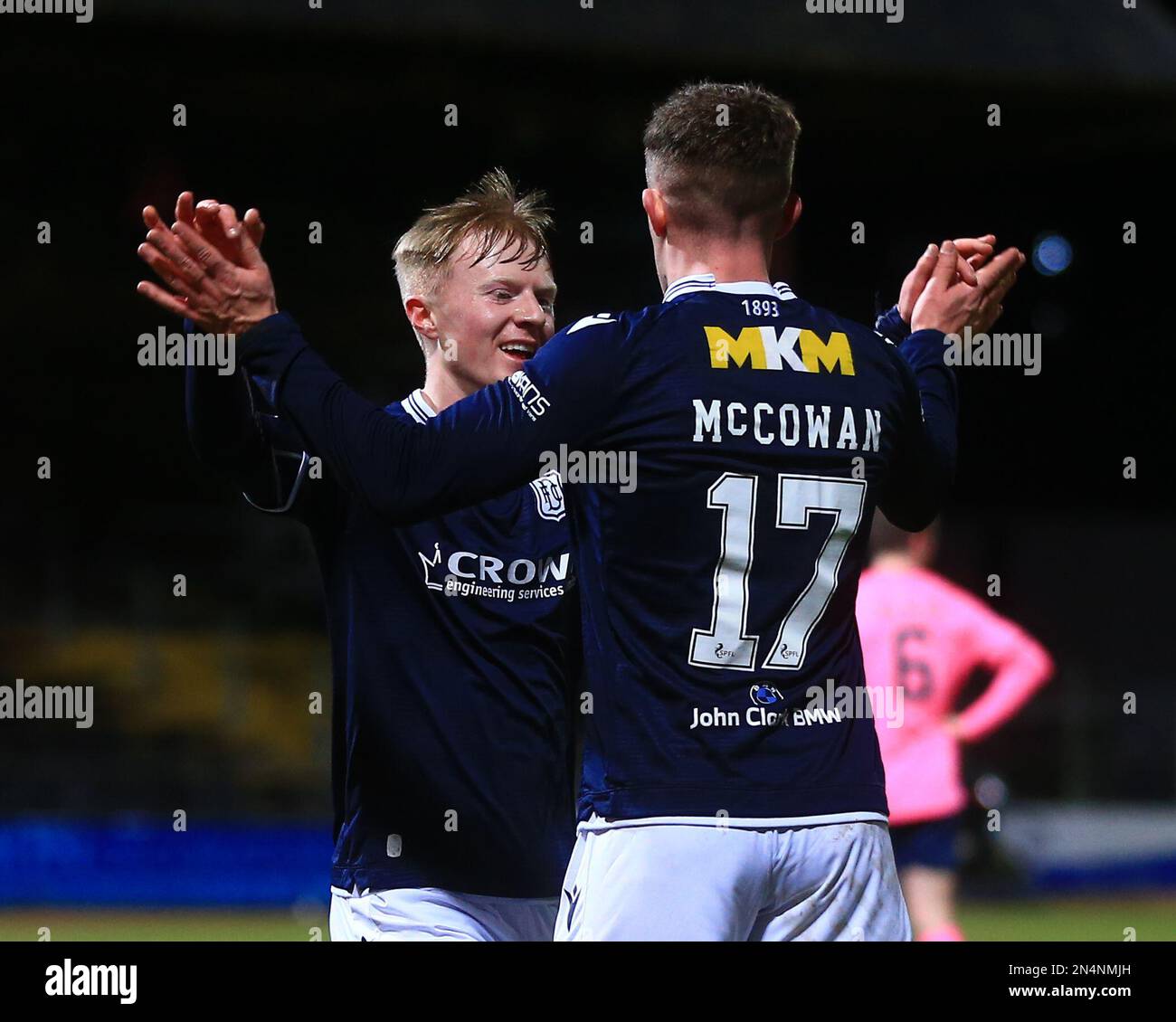Dundee, Schottland, Großbritannien. 8. Februar 2023; Dens Park, Dundee, Schottland: SPFL Trust Football, Dundee gegen Raith Rovers; Lyall Cameron of Dundee wird nach dem 2-0. Tor von Luke McCowan in der 28.-minütigen Gutschrift: Action Plus Sports Images/Alamy Live News gratuliert Stockfoto
