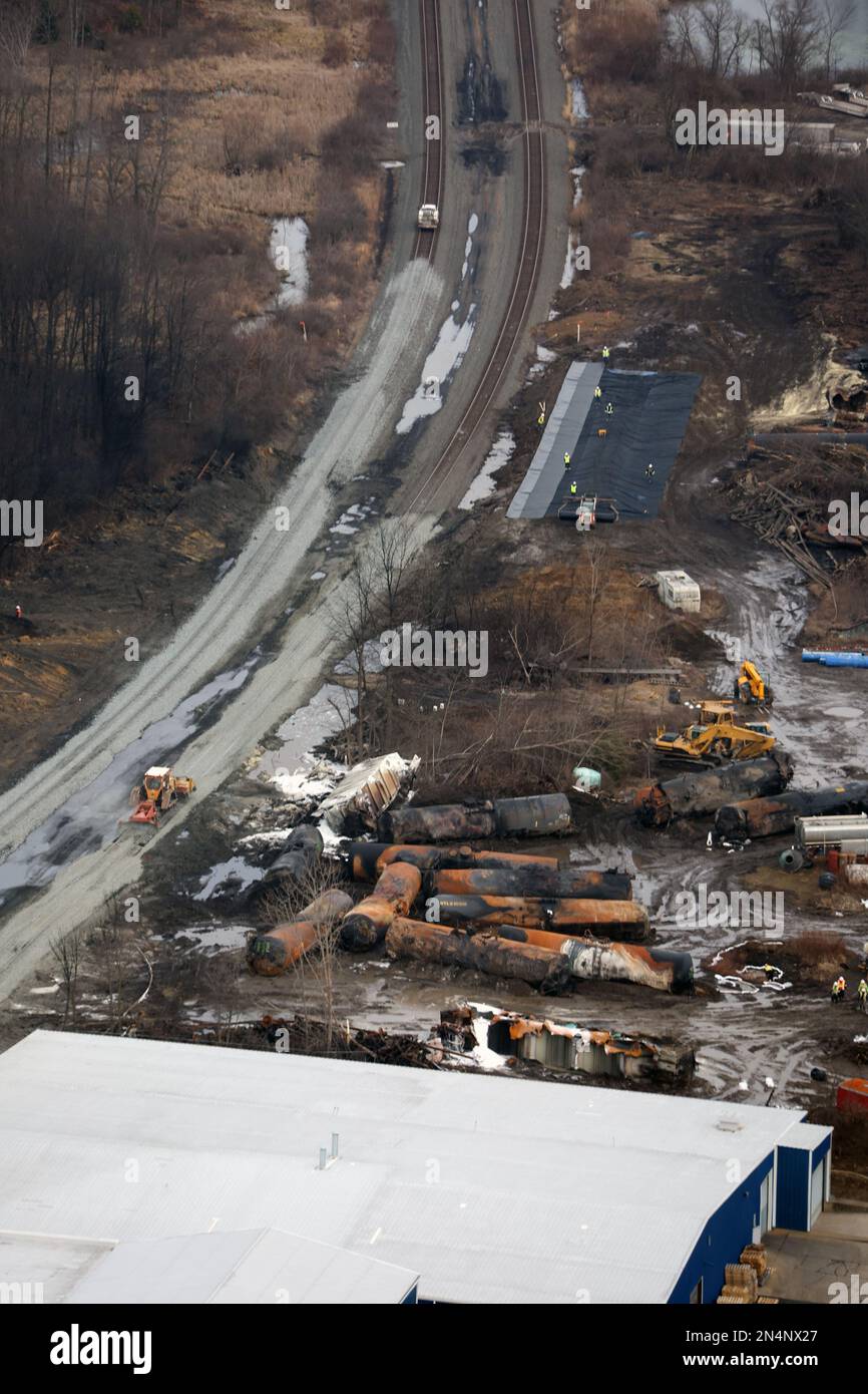 Ost-Palästina, OH, USA. 8. Februar 2023. Luftaufnahme einer Zugentgleisung mit der giftigen Chemikalie Vinylchlorid, die vor fünf Tagen in dem Dorf mit 5.000 Menschen in der Nähe der Grenze zu Pennsylvania entgleist ist. Die Bewohner durften nach Tests nach Hause zurückkehren, die es am 8. Februar 2023 in Ost-Palästina, Ohio, für sicher hielten. Kredit: Mpi34/Media Punch/Alamy Live News Stockfoto