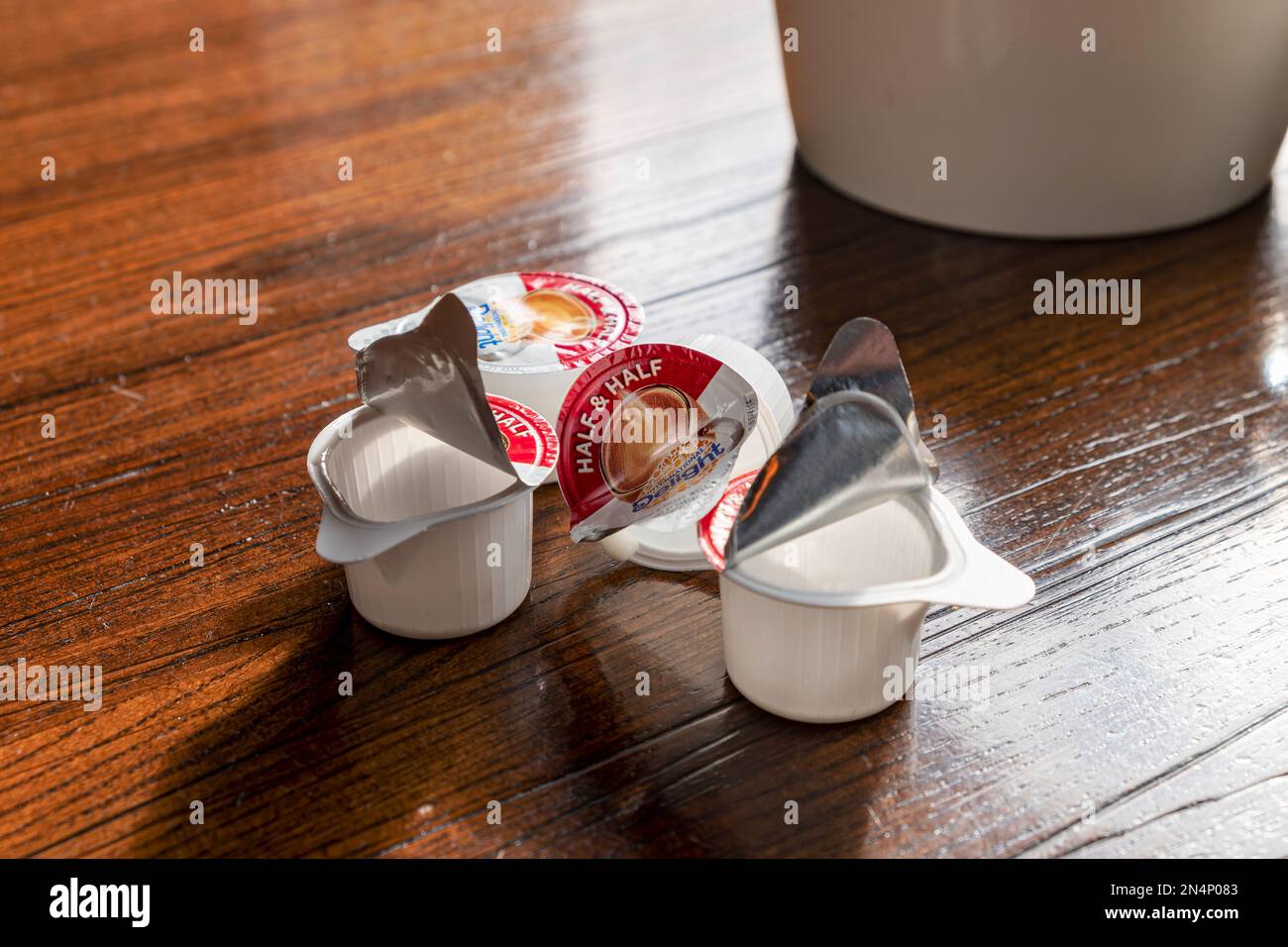 Entleeren Sie gebrauchte halbe und halbe oder Kaffeebecher für Kaffee oder Tee im Restaurant. Stockfoto