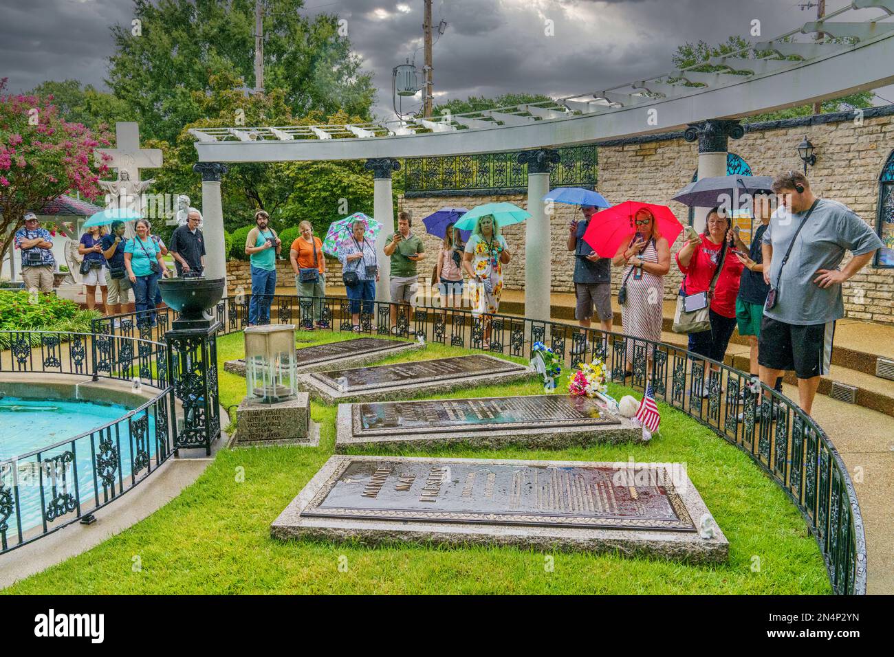 Besucher zollen ihren Respekt in den Presley Family Graves im Meditation Garden in Graceland, der Heimat von Elvis Presley in Memphis, Tennessee. Stockfoto
