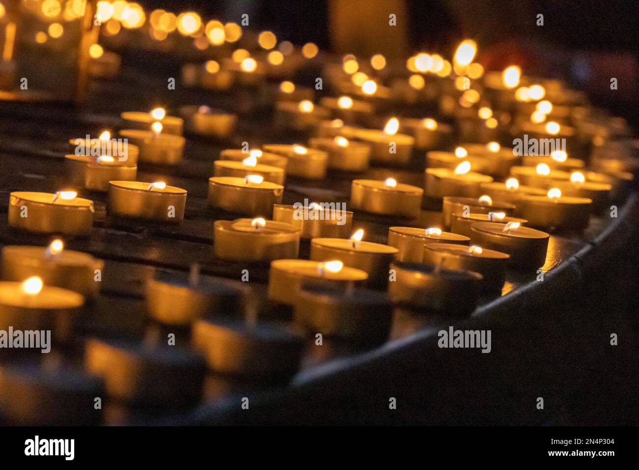 200 Kerzen wurden auf Falmouth Moor platziert, um die 200 vermissten Flüchtlingskinder nach Angaben des Innenministeriums in staatlich zugelassenen Hotels zu repräsentieren. Stockfoto