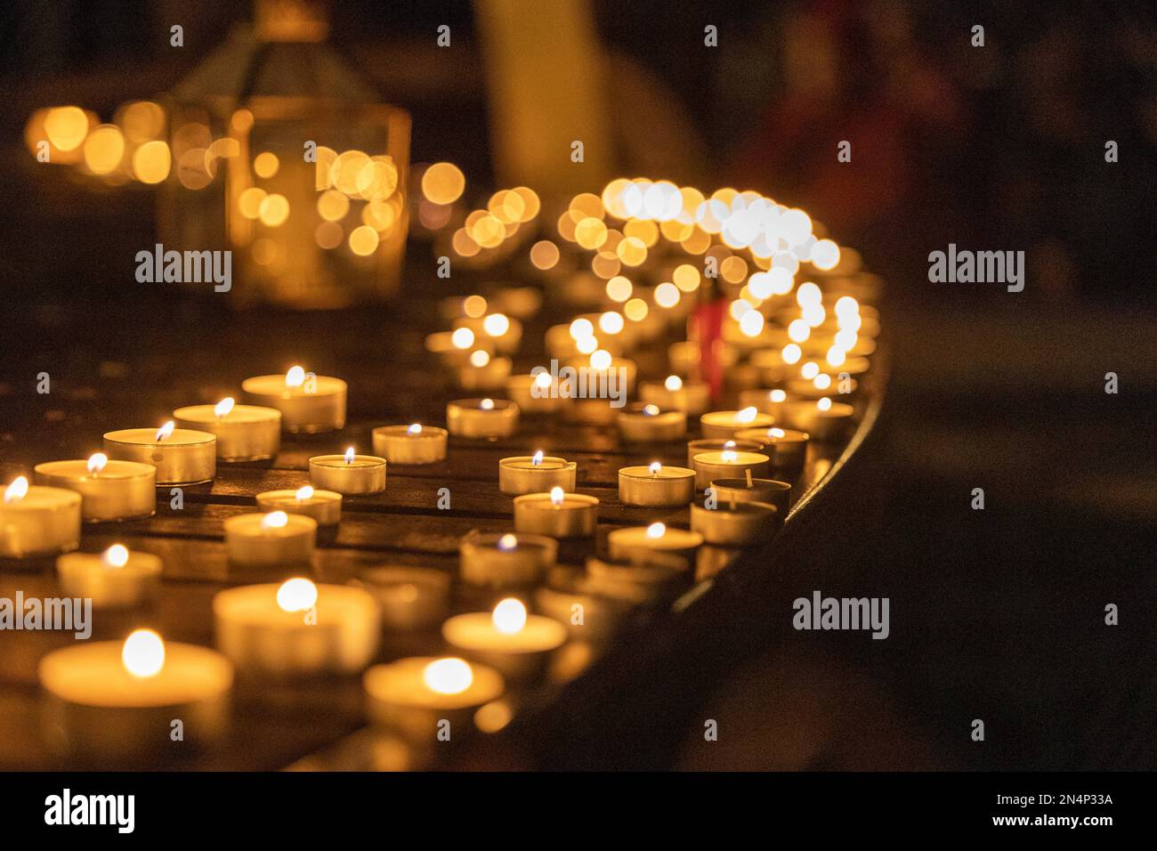 200 Kerzen wurden auf Falmouth Moor platziert, um die 200 vermissten Flüchtlingskinder nach Angaben des Innenministeriums in staatlich zugelassenen Hotels zu repräsentieren. Stockfoto