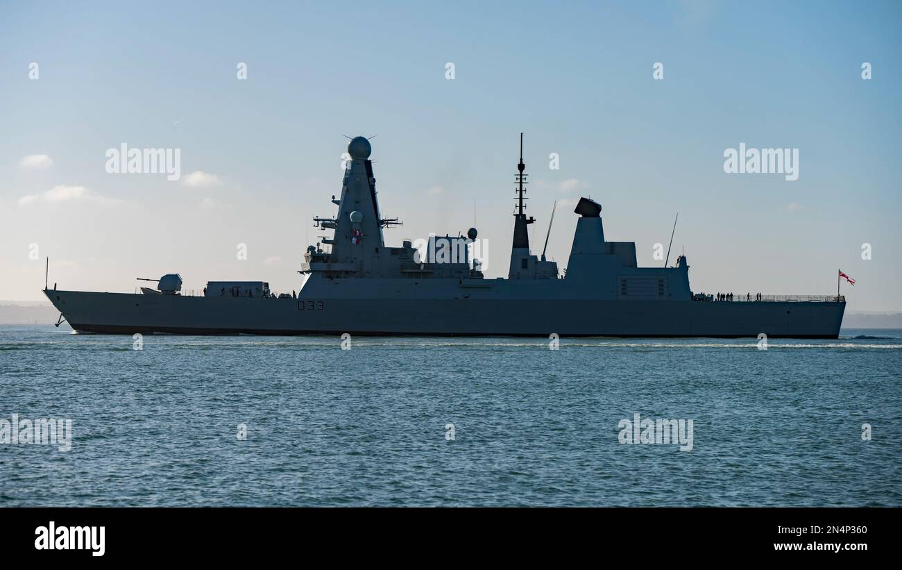 HMS Dauntless (D33) verlässt Portsmouth (Vereinigtes Königreich) am 6. Februar 2023 für das See- und Waffentraining. Stockfoto