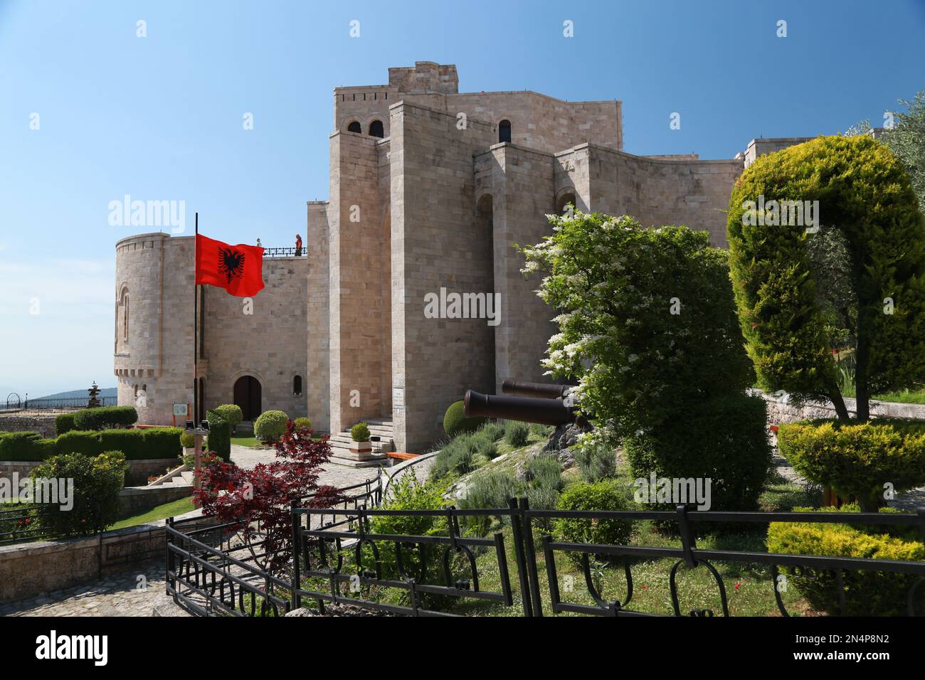 Die Burg Kruje mit albanischer Flagge - das Hauptquartier von Skanderbegs Rebellion gegen das Osmanische Reich. Stockfoto