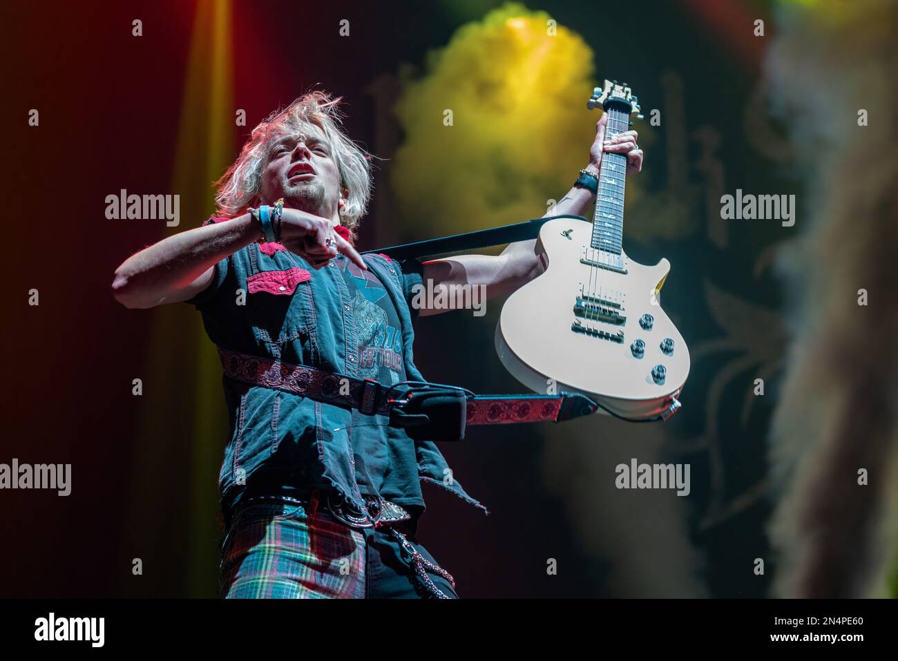 Ben Wells von der Band Black Stone Cherry spielt live auf der Bühne in der Wembley Arena London Black Stone Cherry & The Darkness ·CO Headline Tour 04. Februar 2023 OVO Arena Wembley London Black Stone Cherry ist eine amerikanische Rockband, die 2001 in Kentucky gegründet wurde. Die Band besteht aus Chris Robertson, Ben Wells, Steve Jewell und John Fred Young The Darkness sind eine britische Rockband, die 2000 gegründet wurde. Die Band besteht aus Justin Hawkins, seinem Bruder Dan Hawkins, Frankie Poullain und Rufus Taylor. Danko Jones war der Unterstützer dieser Tour. Danko Jones ist ein kanadisches Hard-Rock-Trio aus Toronto. Die Band will Stockfoto