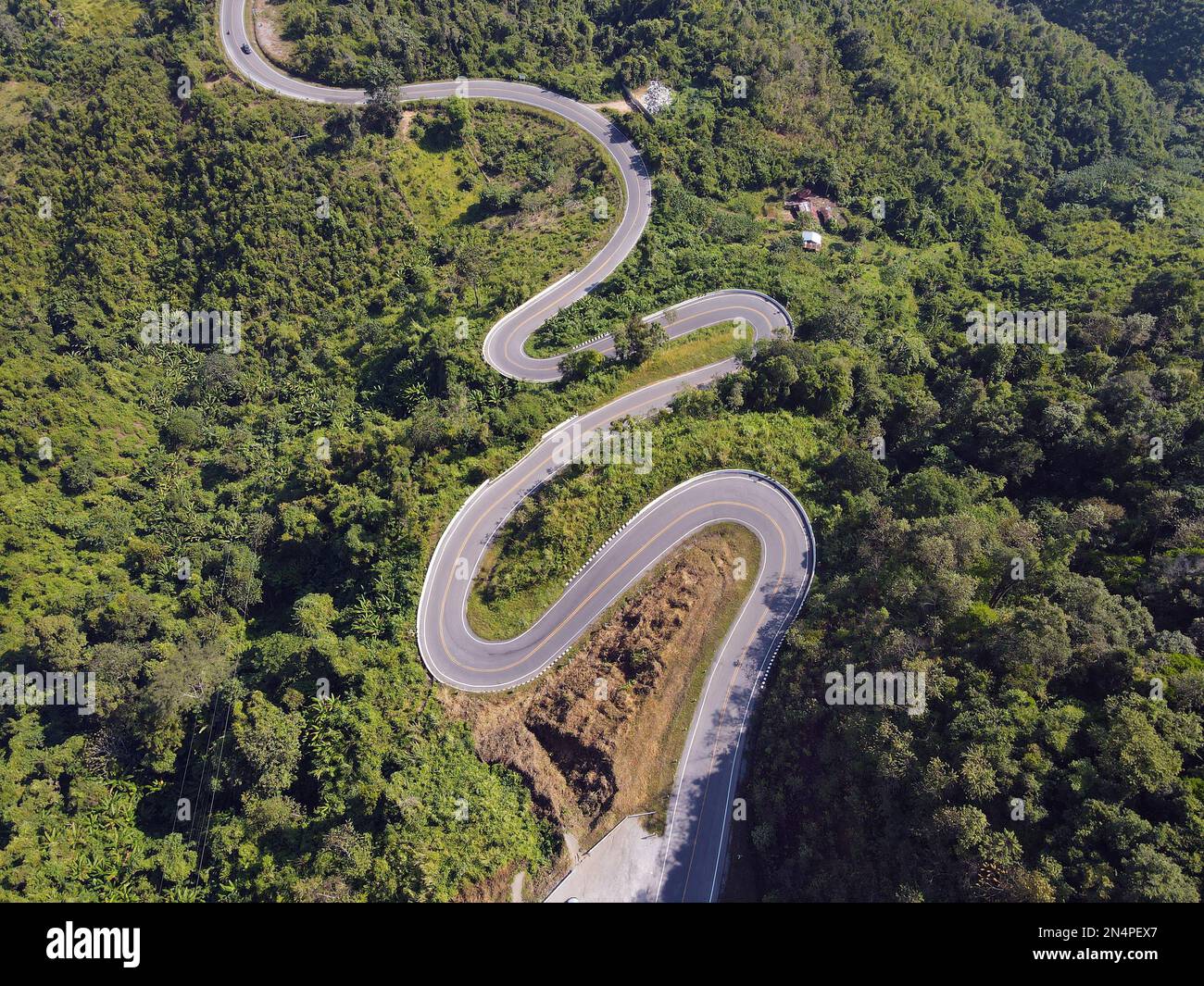 Die „gewundene Straße“ Doi Phap in der Provinz Nan, Thailand, aus der Vogelperspektive Stockfoto