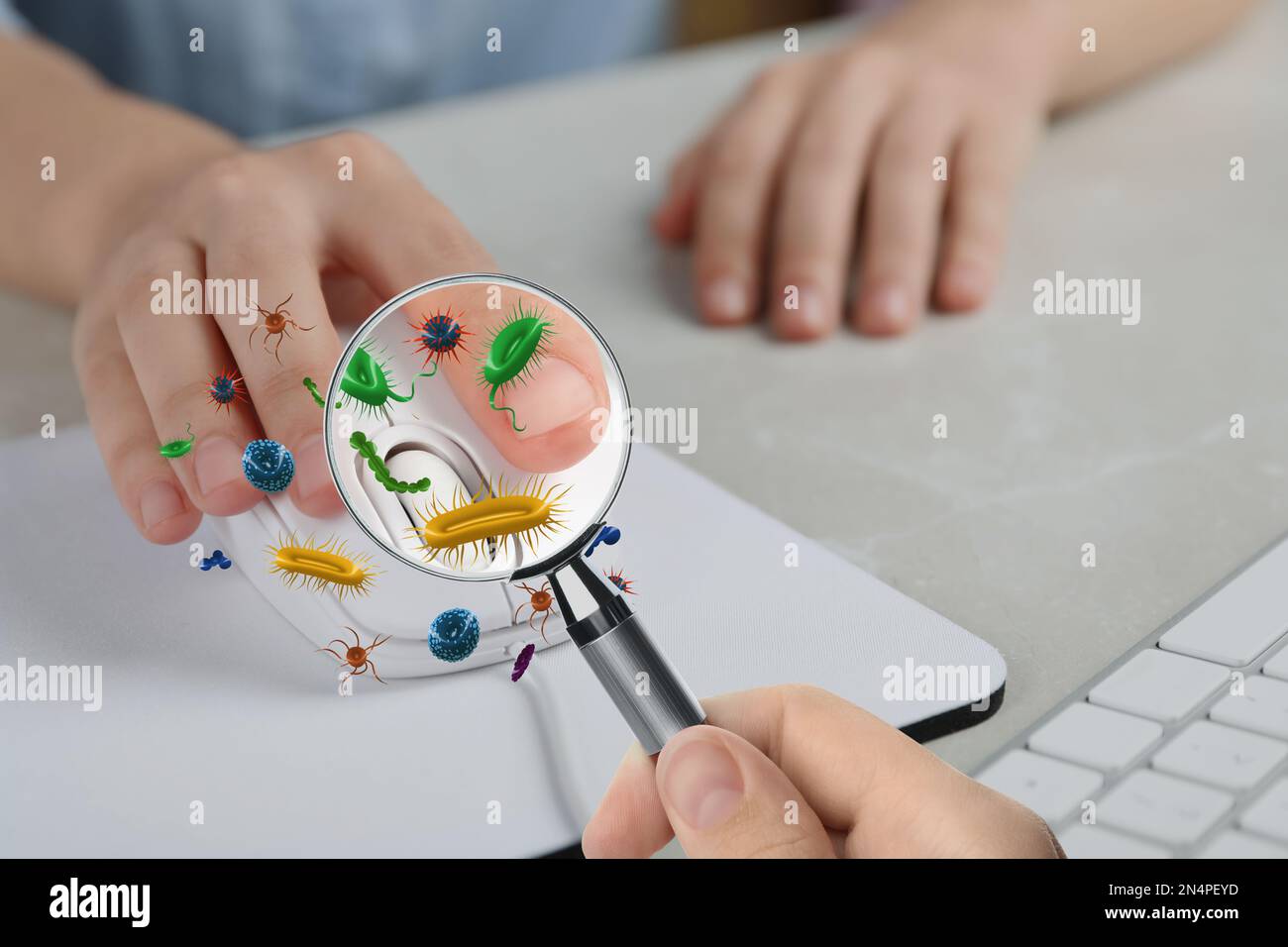 Frau mit Lupe, die Mikroben an der Computermaus erkennt, Nahaufnahme Stockfoto