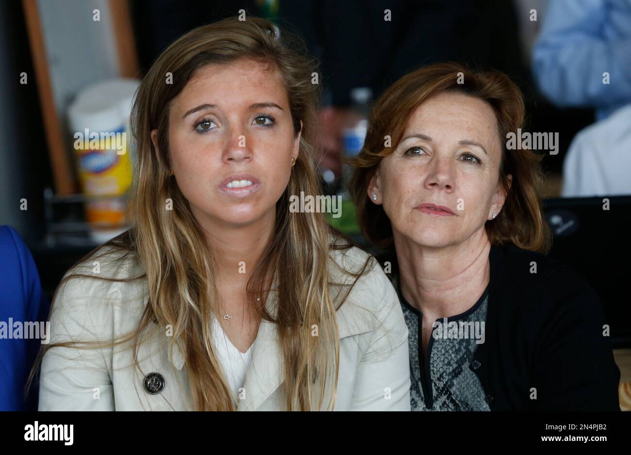 Lisa Collis, right, wife of US Senator Mark Warner, D-Va., and their daughter , Eliza, left, listen to eh Senator as he addresses a crowd during a his campaign kickoff tour in Richmond, Va., Thursday, May 29, 2014. (AP Photo/Steve Helber) Stockfoto