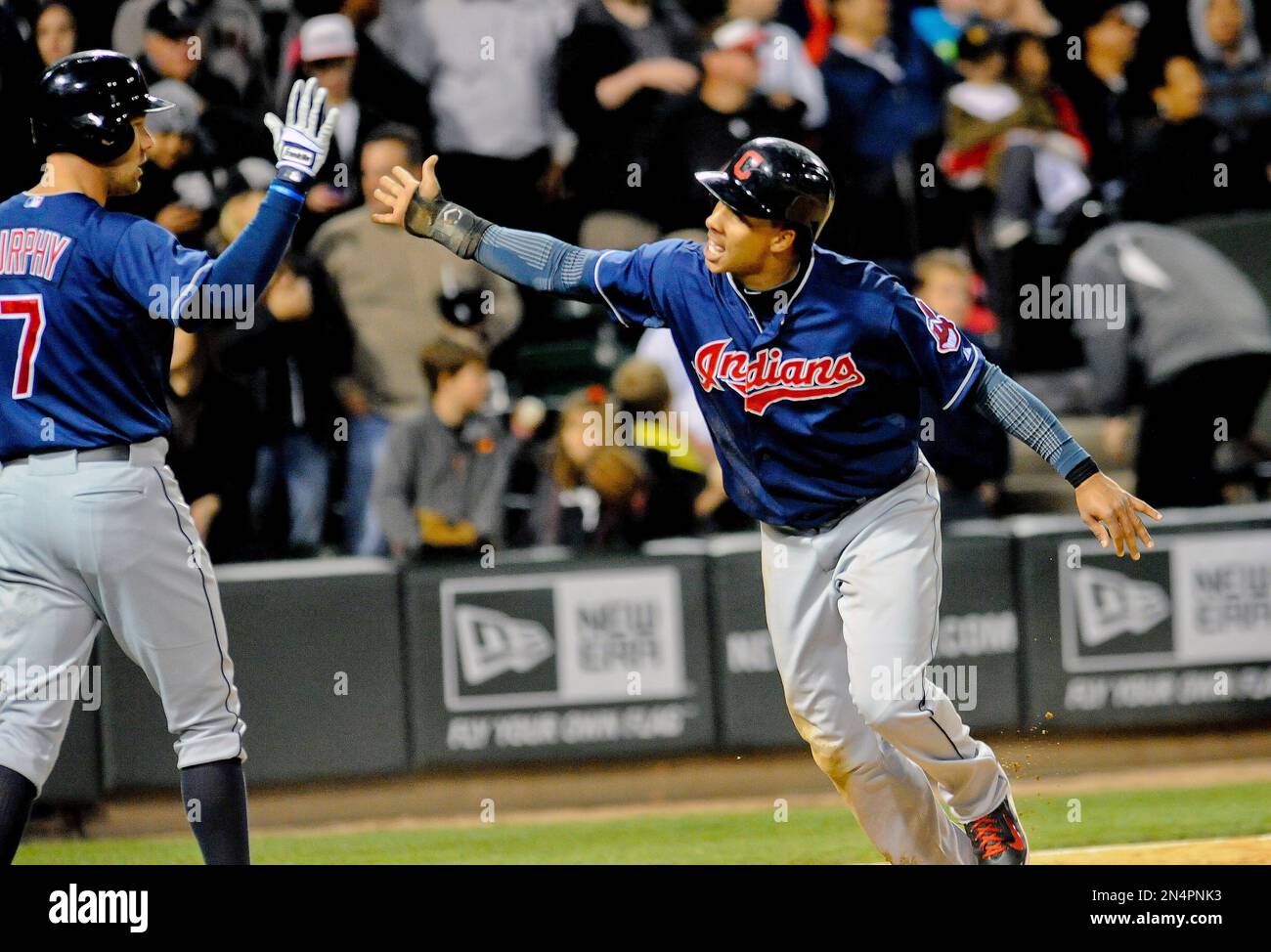 Cleveland Indians' Michael Brantley, right, greets teammate David Murphy (7) after he scores in the 9th inning of a baseball game against the Chicago White Sox in Chicago on Wednesday, May 28, 2014. (AP Photo/Matt Marton) Stockfoto