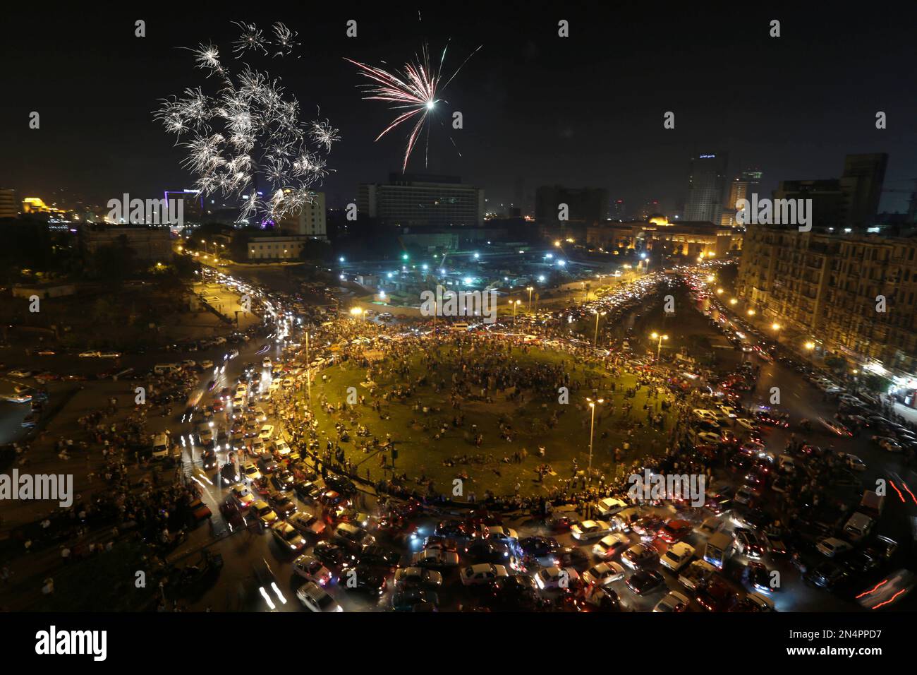 Fireworks explode in the sky as supporters of presidential hopeful Abdel-Fattah el-Sissi, the nation’s former military chief, celebrate at Tahrir Square in Cairo, Egypt, Thursday, May 29, 2014. El-Sissi appeared well on his way to a landslide victory over his sole opponent, according to partial election results announced late Wednesday, after voting was extended for a third day in an attempt to prevent an embarrassment over low turnout. (AP Photo/Amr Nabil) Stockfoto