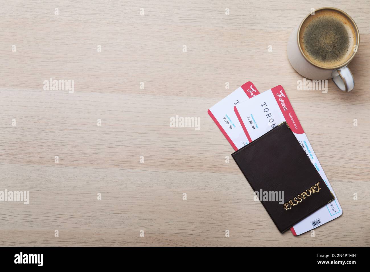 Avia Tickets, Pass und eine Tasse Kaffee auf einem Holztisch, flach liegend mit Platz für Text. Reisebüro-Konzept Stockfoto