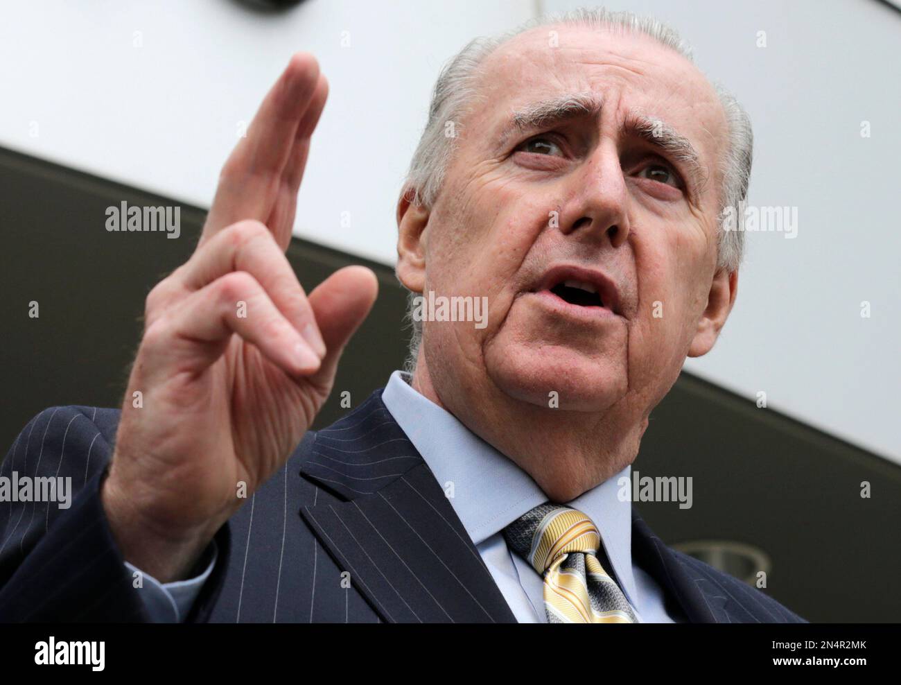 Defense attorney Edward Ryan gestures while speaking to reporters after his client Jared Remy, son of Boston Red Sox baseball broadcaster Jerry Remy, plead guilty to murder at Middlesex Superior Court in Woburn, Mass., Tuesday, May 27, 2014. Remy pleaded guilty to first-degree murder and other charges for stabbing his girlfriend Jennifer Martel to death in August 2013, and was immediately given the mandatory sentence of life in prison without parole. (AP Photo/Charles Krupa) Stockfoto