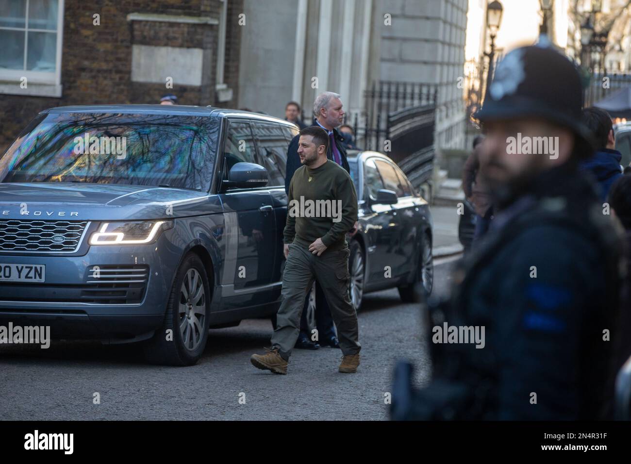 London, England, Großbritannien. 8. Februar 2023. Der ukrainische Präsident VOLODYMYR ZELENSKYY wird bei der Ankunft in der Downing Street 10 gesehen. (Kreditbild: © Tayfun Salci/ZUMA Press Wire) NUR REDAKTIONELLE VERWENDUNG! Nicht für den kommerziellen GEBRAUCH! Stockfoto