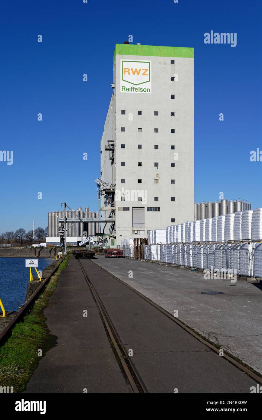 Köln, Deutschland, Februar 08 2023 : Getreidesilo vom RWZ Raiffeisen im Hafen von köln niehl Stockfoto