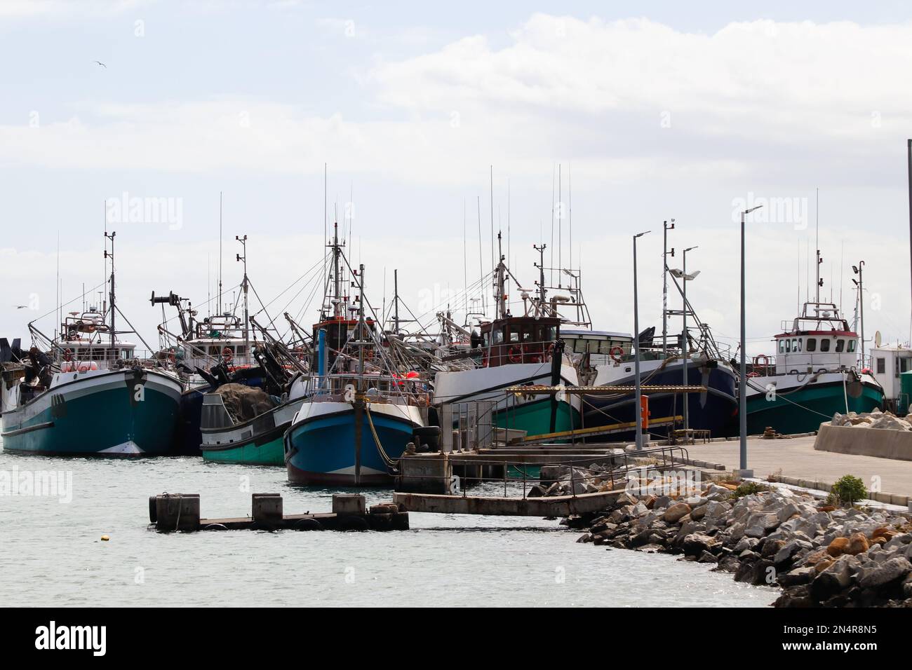 Fischtrawler, Die An Quay In Small Harbor Angebunden Sind Stockfoto