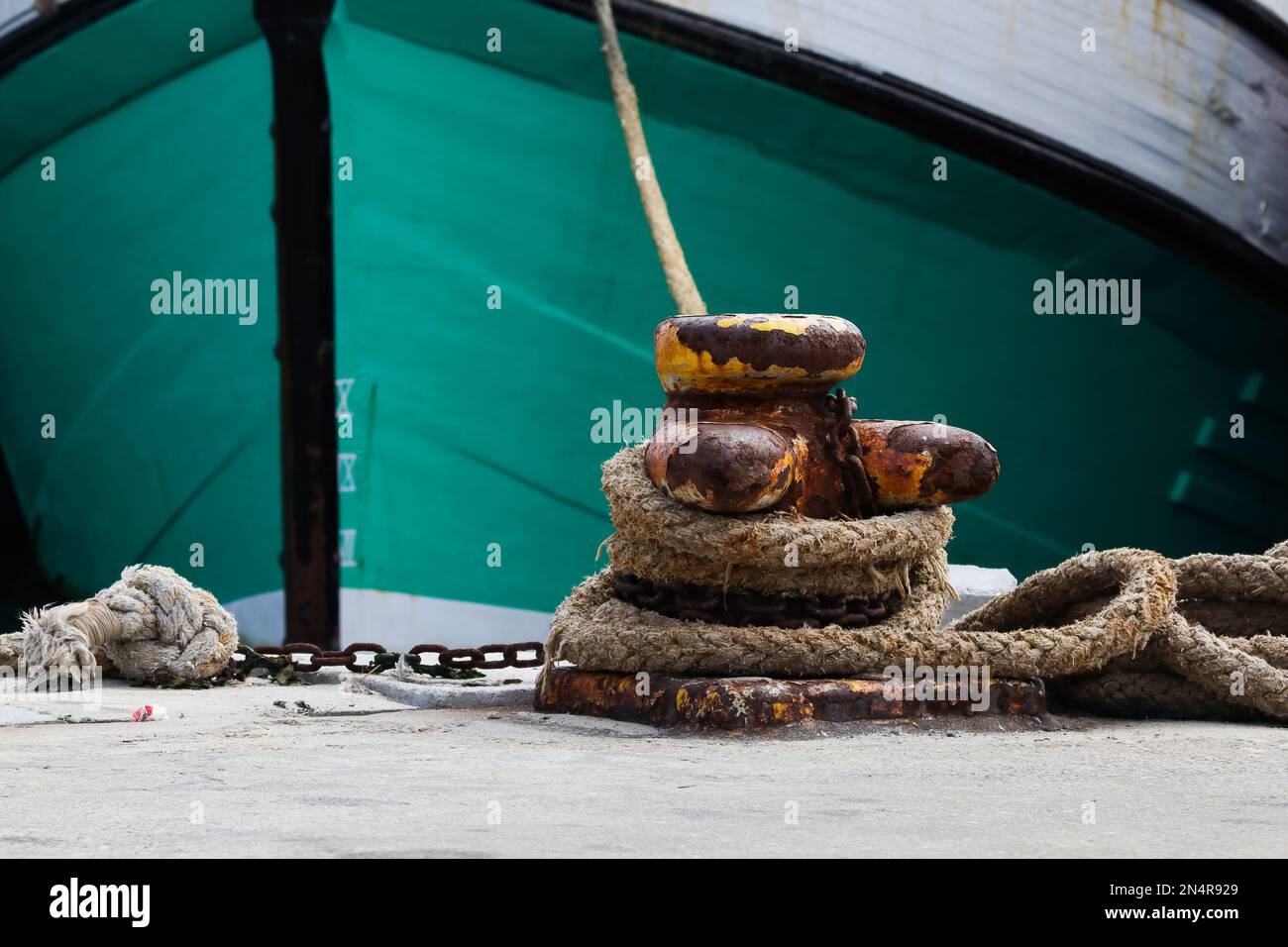 Das Boot Ist An Bollard Am Harbor Quay Gefesselt Stockfoto