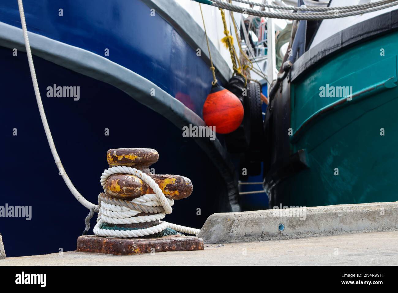 Fischerboote, Die An Bollard Am Harbor Quay Gefesselt Sind Stockfoto