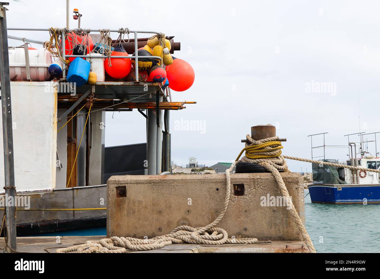 Harbor Quay Bollard Und Booys Commercial Shipping Detail Stockfoto