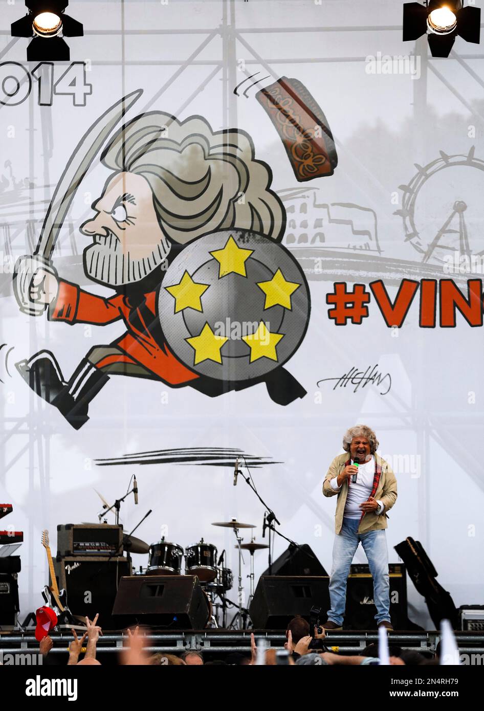 Beppe Grillo, leader of the Five Stars Movement, delivers his speech during a campaign rally in view of the May 25th EU Parliament elections in Rome, Friday, May 23, 2014. According to analysts the results in France, Italy and Greece will be very important as they could again derail national politics and policies, giving rise to renewed discussions and controversies about austerity, reforms and debt sustainability. (AP Photo/Gregorio Borgia) Stockfoto