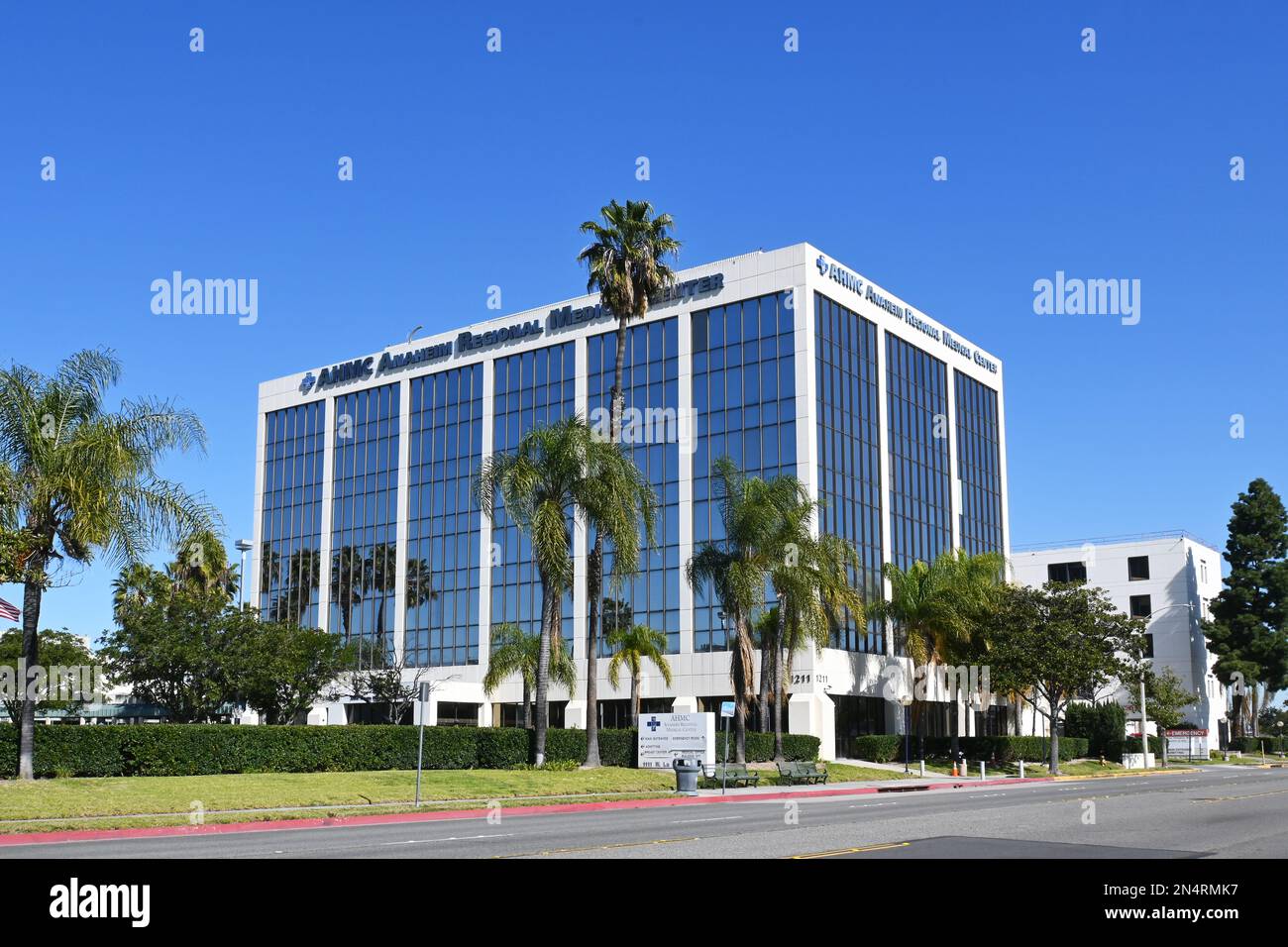 ANAHEIM, KALIFORNIEN - 8. FEBRUAR 2023: Das Anaheim Regional Medical Center. Stockfoto