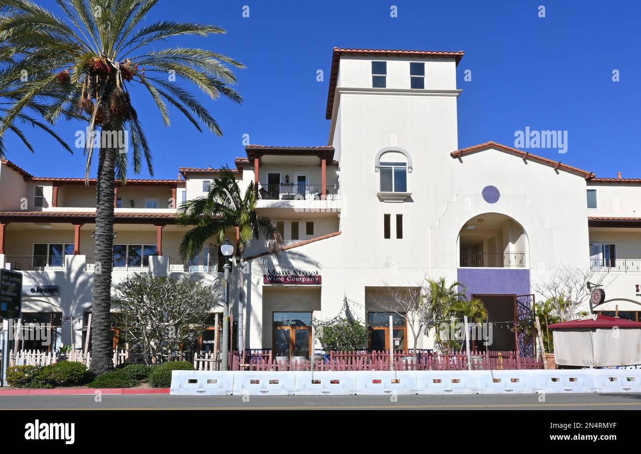 HUNTINGTON BEACH, KALIFORNIEN - 7. FEBRUAR 2023: The Main Street Wine Company ist ein erstklassiges Weingeschäft und Weinbar. Stockfoto