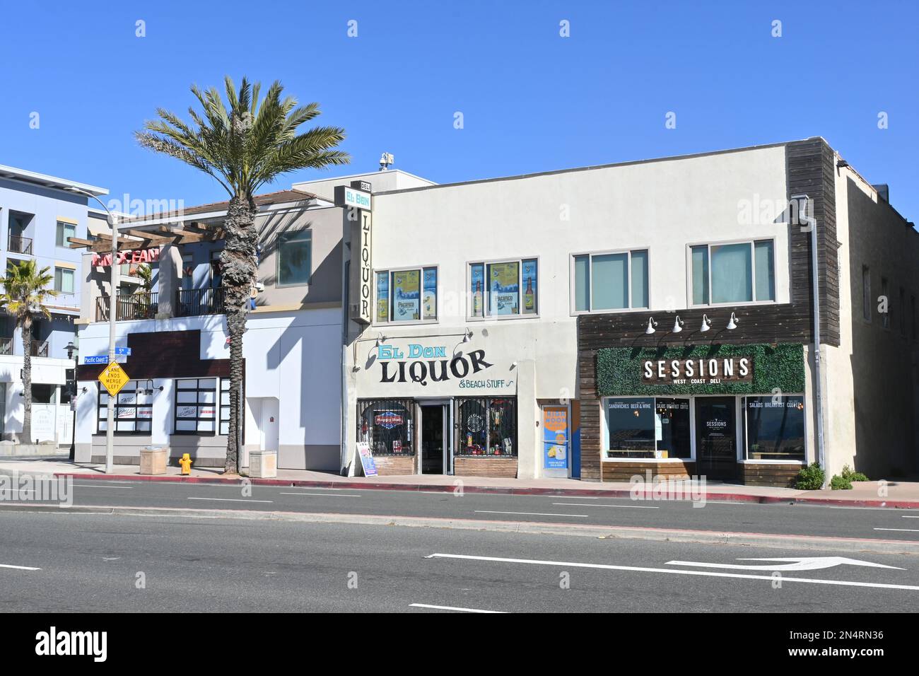HUNTINGTON BEACH, KALIFORNIEN - 7. FEBRUAR 2023: Geschäfte am Pacific Coast Highway in der beliebten Strandstadt. Stockfoto