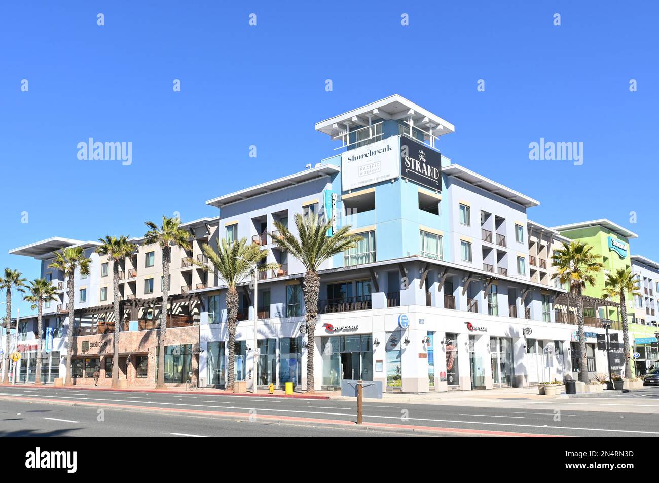 HUNTINGTON BEACH, KALIFORNIEN - 7. FEBRUAR 2023: The Strand at 5. and PCH umfasst Shops, Restaurants und das Kimpton Shorebreak Hotel. Stockfoto