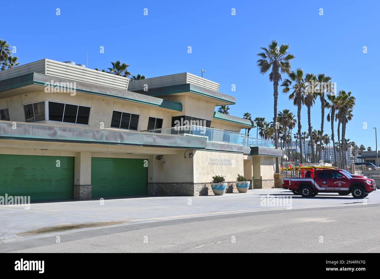 HUNTINGTON BEACH, KALIFORNIEN - 7. FEBRUAR 2023: Vincent G. Moorhouse Lifeguard Hauptquartier am Pier, in Huntington Beach. Stockfoto