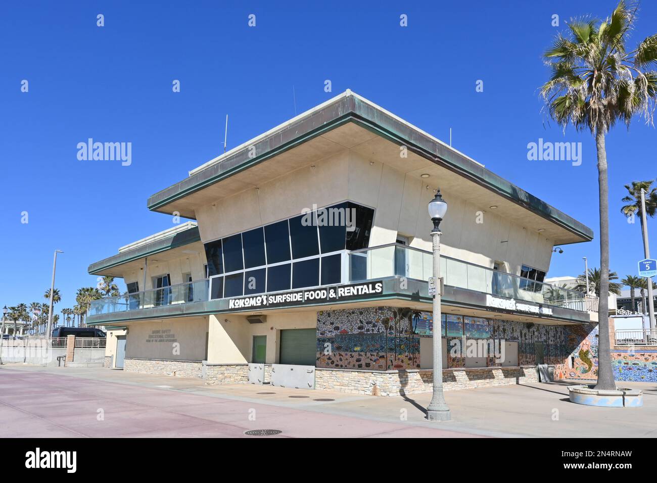 HUNTINGTON BEACH, KALIFORNIEN - 7. FEBRUAR 2023: Das Marine Safety and Educational Center auf der Promenade in Huntington Beach. Stockfoto