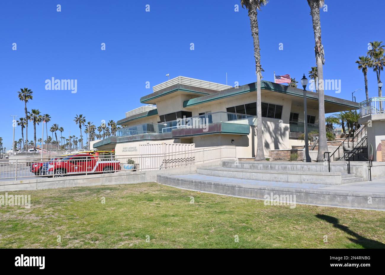 HUNTINGTON BEACH, KALIFORNIEN - 7. FEBRUAR 2023: Vincent G. Moorhouse Lifeguard Hauptquartier am Pier, in Huntington Beach. Stockfoto