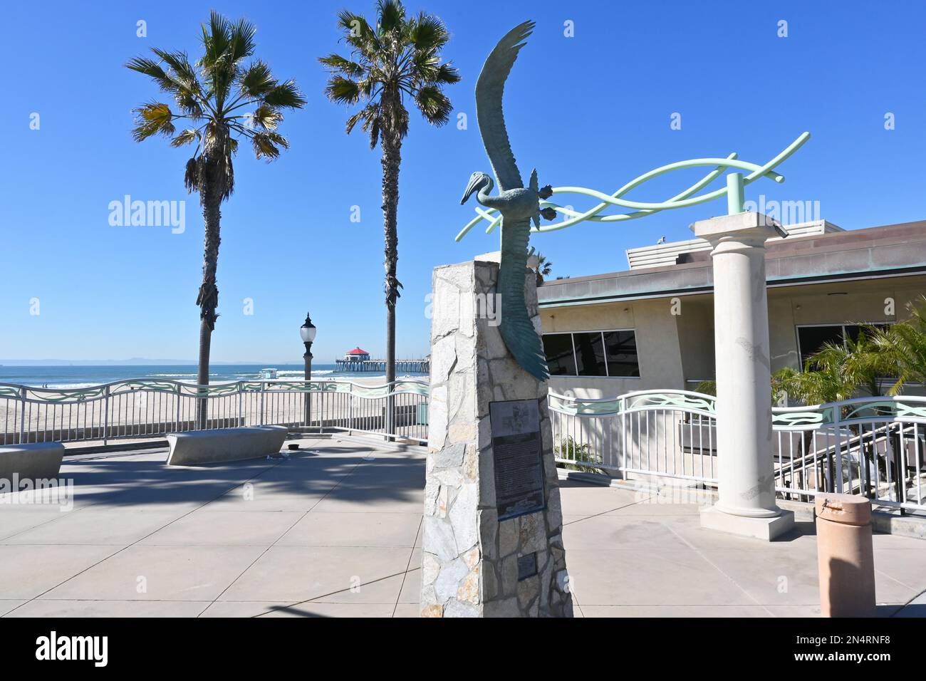 HUNTINGTON BEACH, KALIFORNIEN - 7. FEBRUAR 2023: Vincent G. Moorhouse Memorial, Lifeguard Headquarters und Pier. Stockfoto