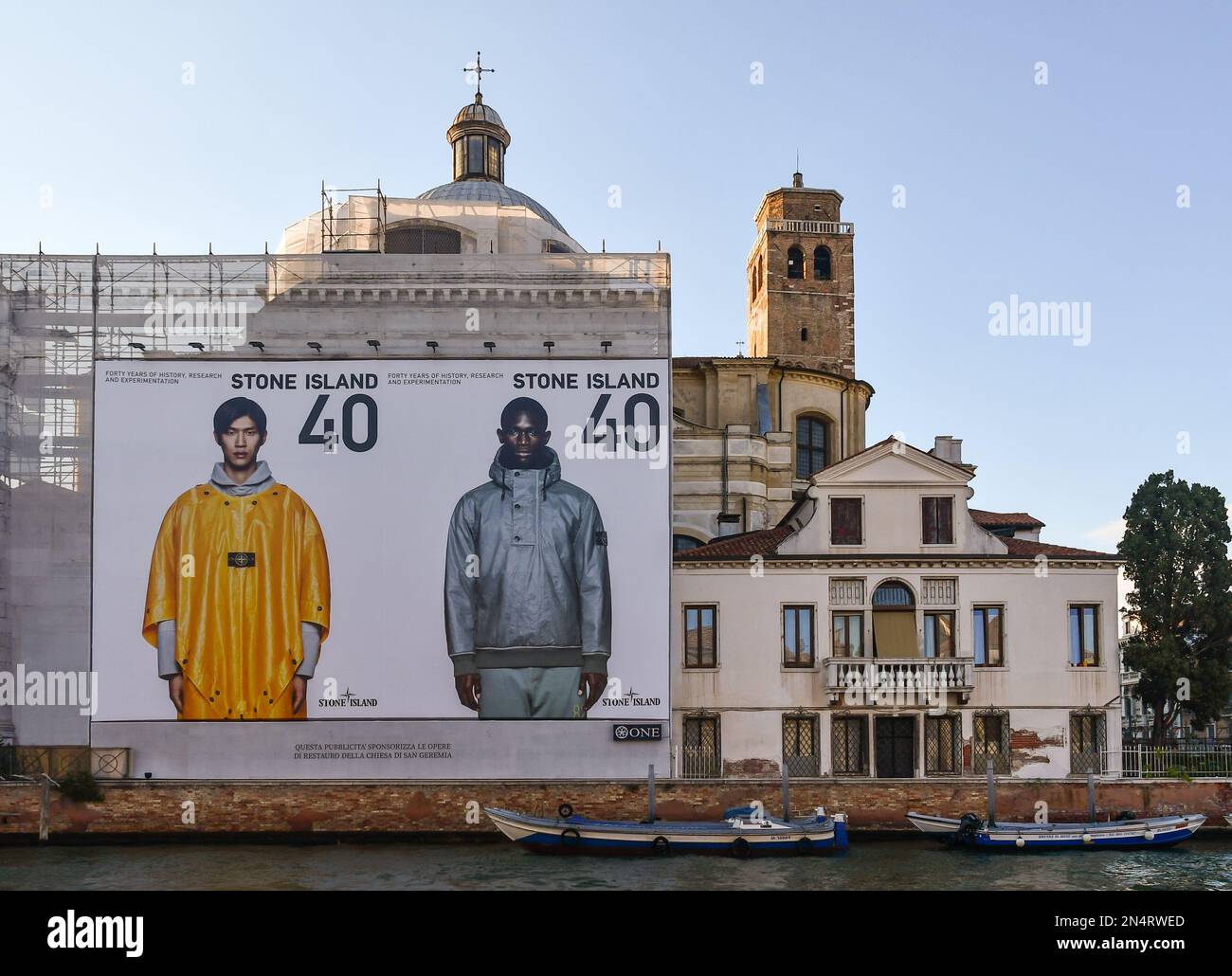 Die Kirche von San Geremia mit der Fassade, die restauriert wird, bedeckt von einem großen Werbebanner, das viel Kontroverse verursacht hat, Venedig, Italien Stockfoto