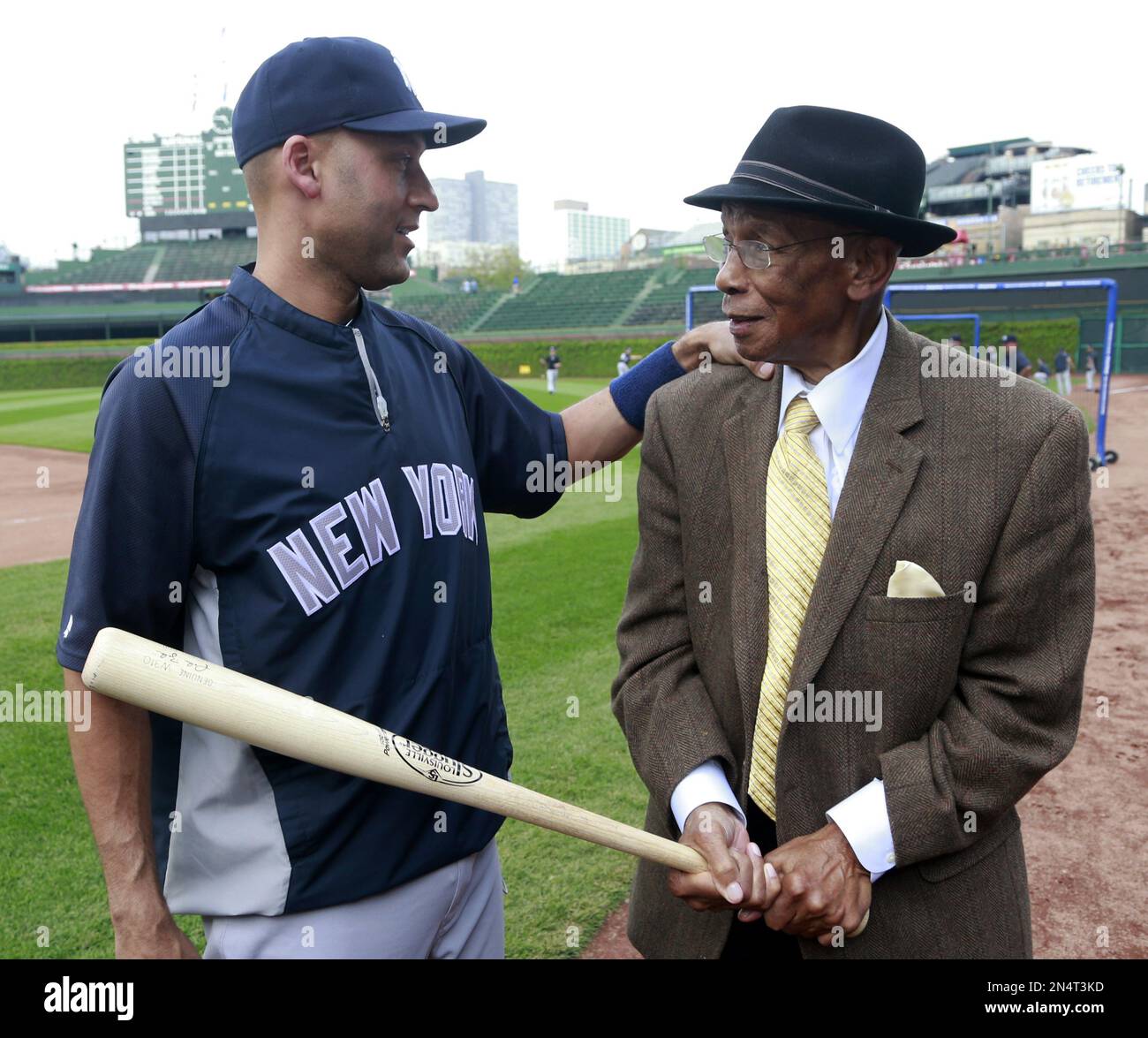 New York Yankees shortstop Derek Jeter, left, talks with Chicago Cubs great Ernie Banks before an interleague baseball game at Wrigley Field between the Cubs and the Yankees on Tuesday, May 20, 2014, in Chicago. (AP Photo/Charles Rex Arbogast) Stockfoto
