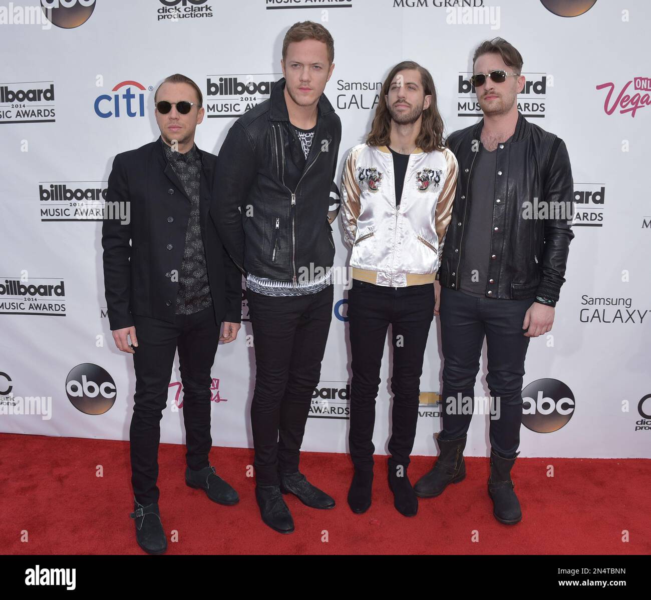 Ben McKee, and from left, Dan Reynolds, Wayne Sermon and Daniel Platzman, of the musical group Imagine Dragons, arrive at the Billboard Music Awards at the MGM Grand Garden Arena on Sunday, May 18, 2014, in Las Vegas. (Photo by John Shearer/Invision/AP) Stockfoto