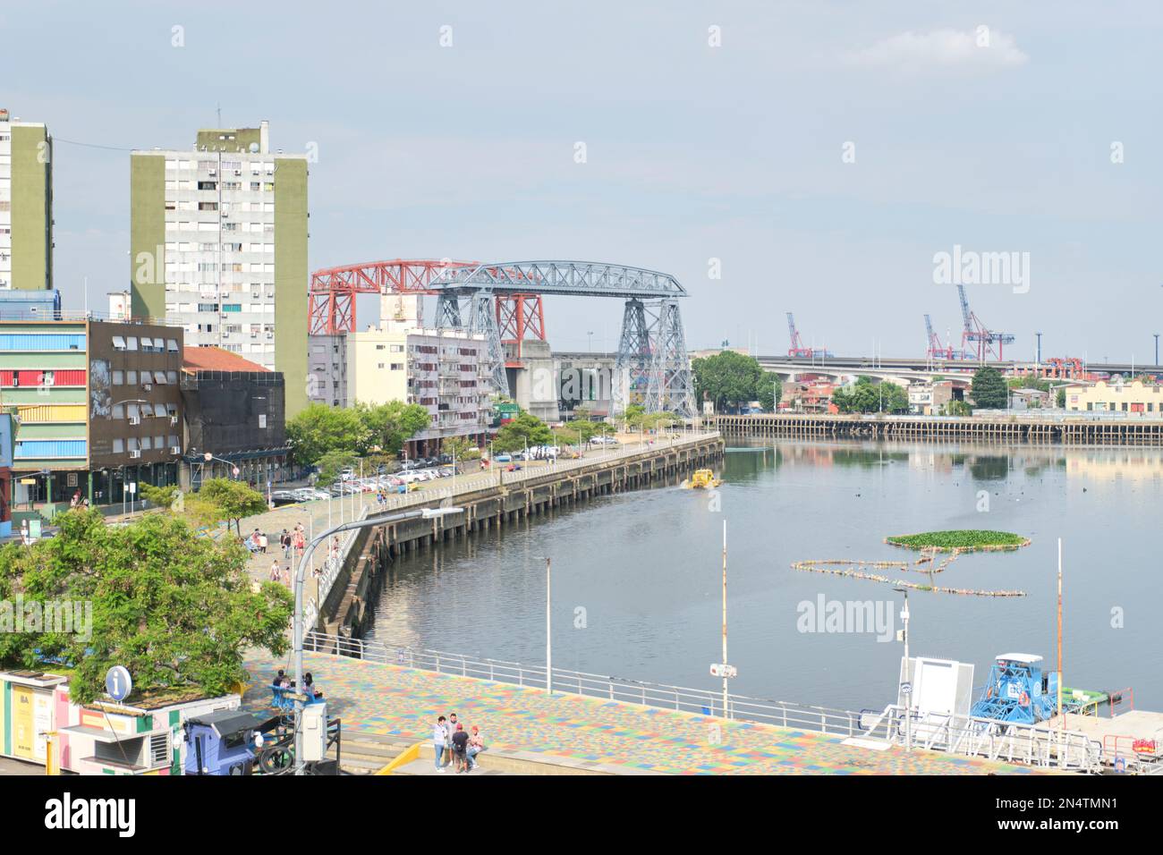 16. Januar 2022, Buenos Aires, Argentinien: Panoramablick auf das Viertel La Boca, den historischen Hafen, einschließlich der Fährbrücke Avellaneda, von der Terrasse Stockfoto