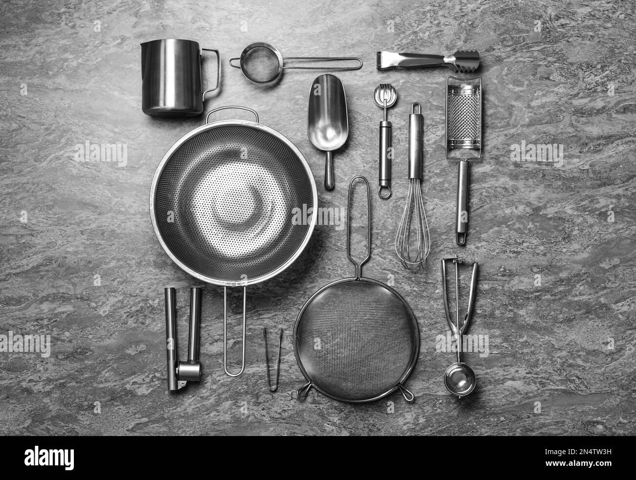 Set mit Kochutensilien auf grauem Tisch, flach liegend Stockfoto