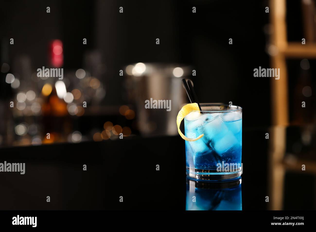 Ein Glas frischer alkoholischer Cocktail auf der Theke, Platz für Text Stockfoto