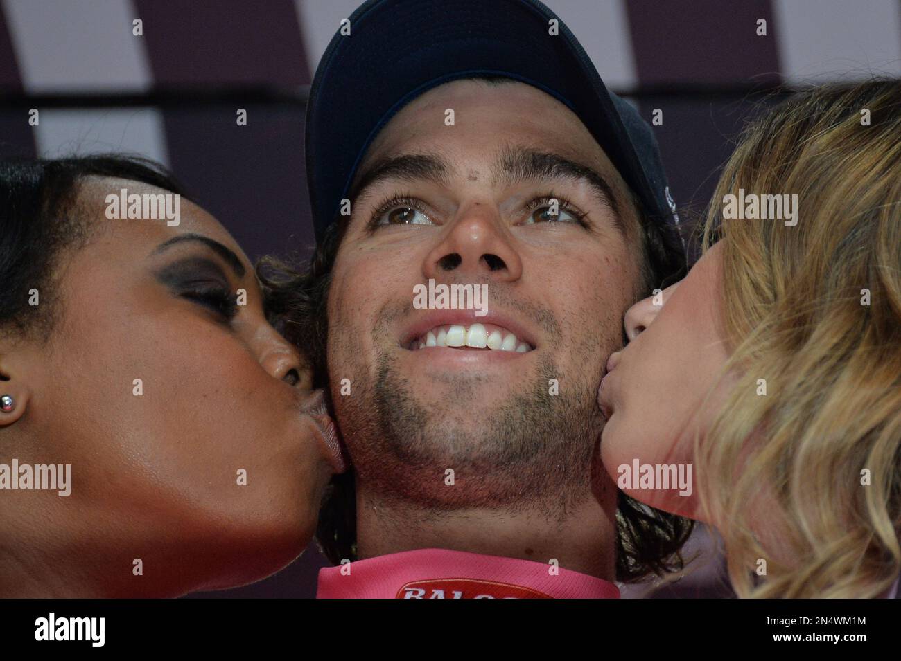 Australia's Michael Matthews celebrates on podium after retaining the pink jersey of leader of the race after the fourth stage of the Giro d'Italia, Tour of Italy cycling race, from Giovinazzo to Bari, Italy, Tuesday May 13, 2014. (AP Photo/Gian Mattia D'Alberto) Stockfoto