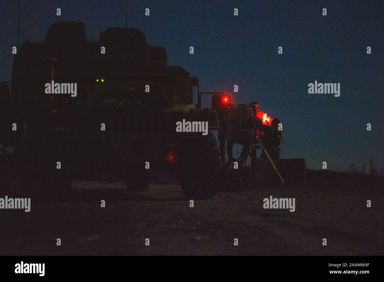 USA Marines mit Sierra Battery, Battalion Landing Team 1/6, 26. Marine Expeditionary Unit, bereiten Sie einen leichten Gegenmörtel-Radar (LCMR) vor und bauen Sie ihn zusammen, während Sie sich mit dem Basislager des Marine Corps Lejeune, North Carolina, am 3. Februar 2023 vertraut machen. Der LCMR ist ein leichtes, fortschrittliches montierbares Radarsystem, das mehrere Aufgaben ausführen kann, wie z. B. die Erkennung von Frühwarnfeuern, die Erfassung von Gegenfeuerzielen und die Luftüberwachung während des Einsatzes. (USA Marinekorps (Foto: Lance CPL. Aziza Kamuhanda) Stockfoto