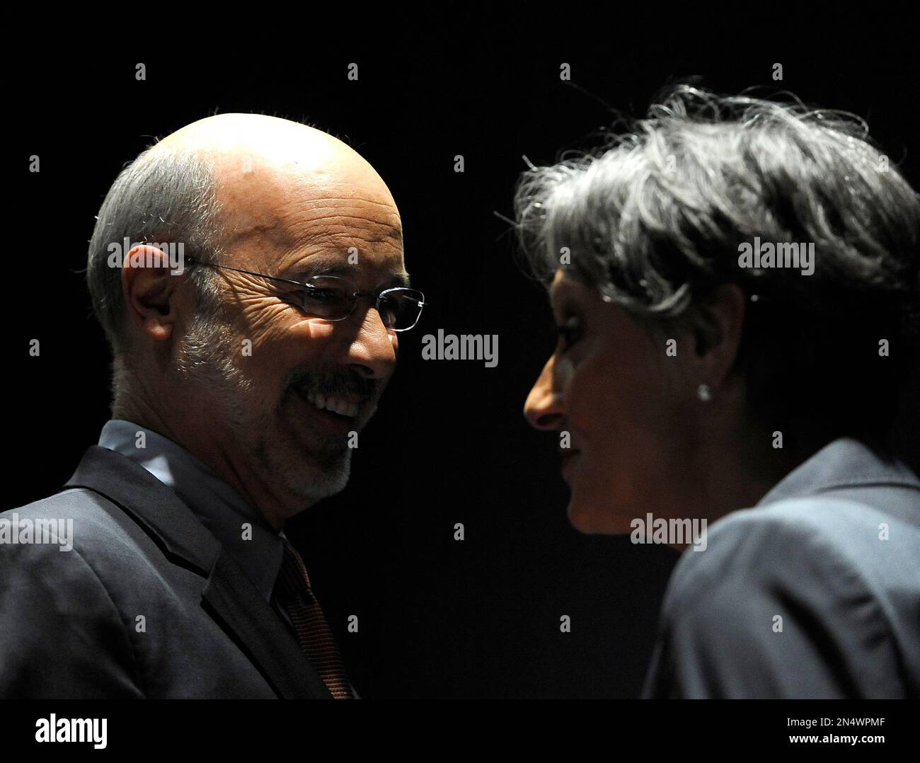 Businessman Tom Wolf, left, greets U.S. Rep. Allyson Schwartz before the Pennsylvania Democratic Gubernatorial Primary Debate on Monday, May 12, 2014, in Philadelphia. Monday's debate is the final among the democratic gubernatorial candidates vying for the chance to challenge incumbent Pennsylvania Gov. Tom Corbett in the November election. (AP Photo/Michael Perez) Stockfoto
