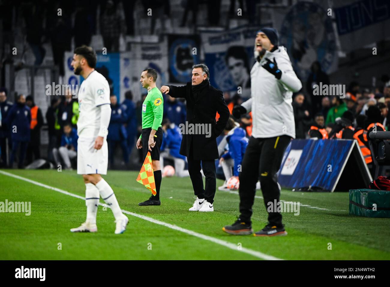 Marseille. 8. Februar 2023. Pariser Cheftrainer Christophe Galtier (2. R) und Marseilles Cheftrainer Igor Tudor (1. R) Geste während der French-Cup-Runde des Fußballspiels 16 zwischen Olympique de Marseille (OM) und Paris Saint-Germain (PSG) im Velodrome-Stadion in Marseille, 8. Februar 2023. Kredit: Clement Mahoudeau/Xinhua/Alamy Live News Stockfoto